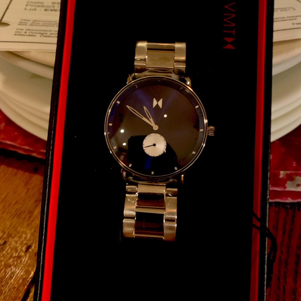 MVMT Men’s Watch. Silver band, dark blue face. Comes with 2 adjustment links.